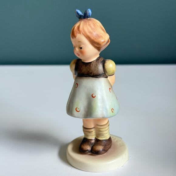 Vintage Hummel 4" Figurine "Two Hands, One Treat" TMK‎ 7 #493 Girl C1 - Picture 4 of 5